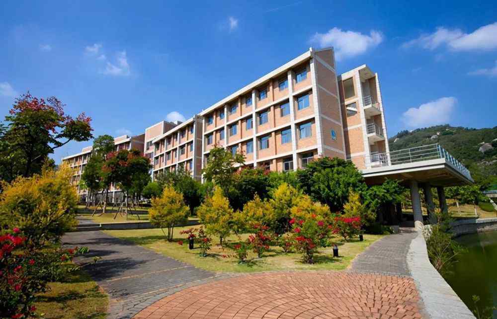 谈素质教育 大学都上不了，谈什么素质教育？简直是扯淡，所谓的教育你懂多少