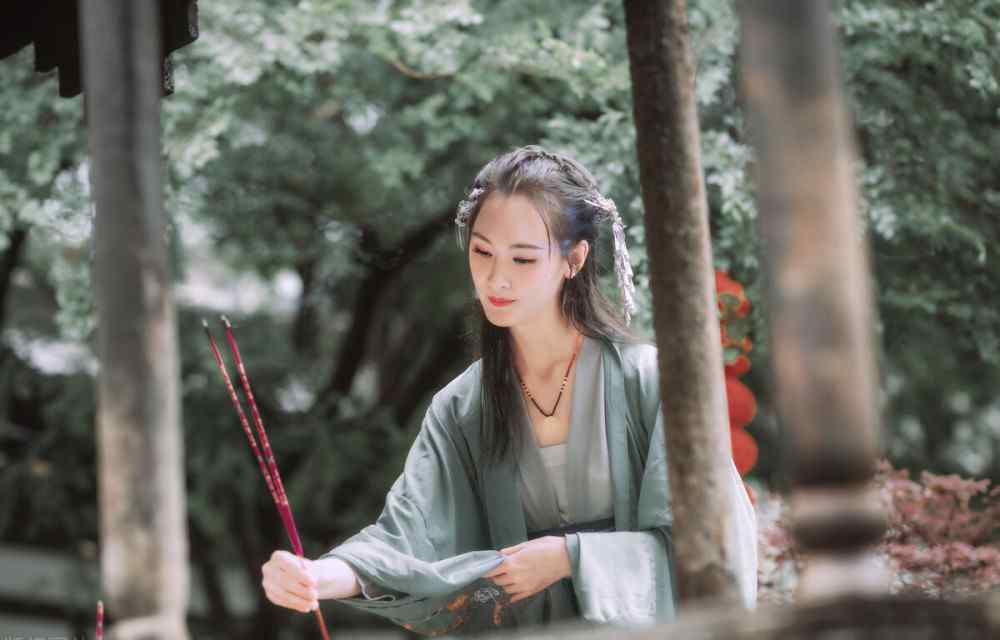 嫌妻不下堂 书生中榜嫌妻丑，出联：荷败莲残落叶归根成老藕，妻子妙对成经典