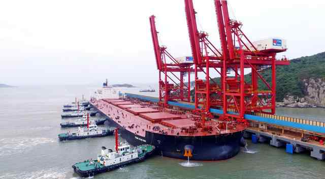 矿砂船 40万吨级超大型满载矿砂船首次试靠宁波舟山港