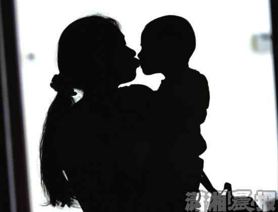6个月不会翻身是脑瘫 两个脑瘫儿的妈妈：哭过、绝望过活着就不会放弃