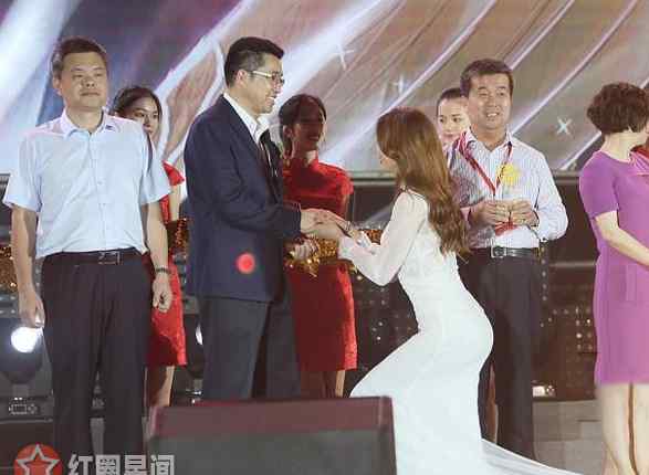 林志玲半蹲颁奖 深扒林志玲为何喜欢言承旭 林志玲半蹲颁奖谦虚品质引人称赞