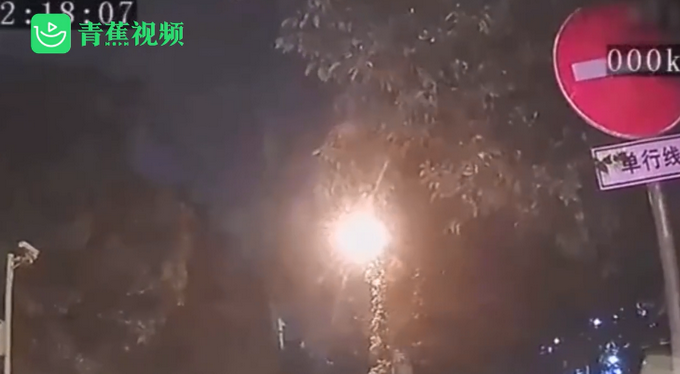 长沙一醉酒乘客要求逆行 的哥拒绝遭暴打惨叫连连！司机：想不明白