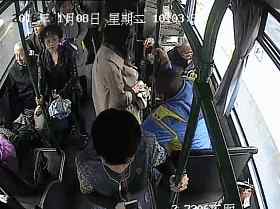 公车痴汉 杭州公交车上现痴汉 从背后强抱袭胸长腿美女