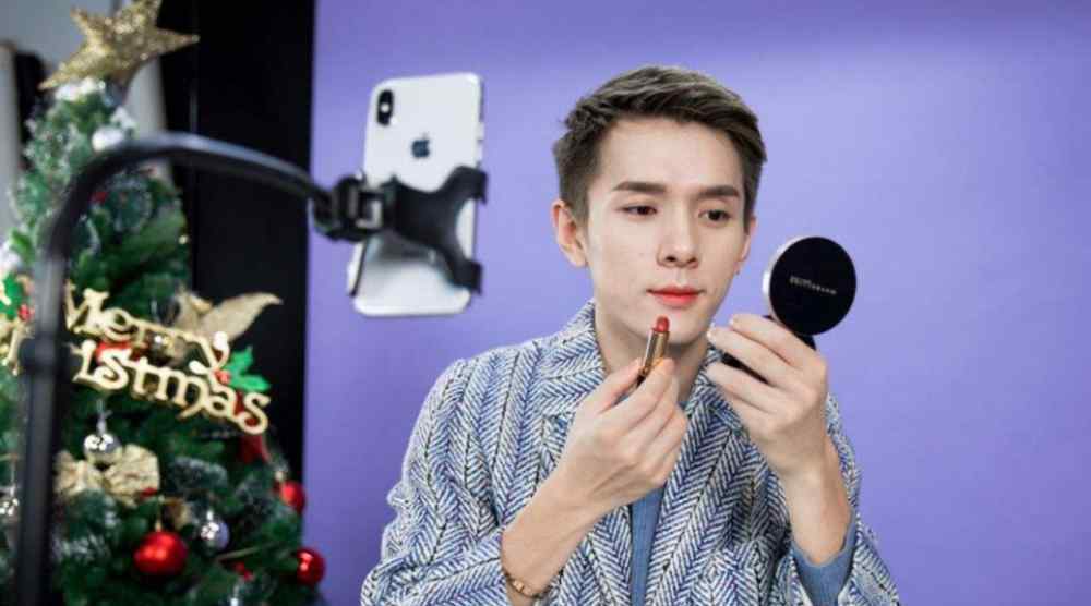 李佳琦微博 “李佳琦直播不卖人”登热搜榜首，原来他带不动的货是“男朋友”