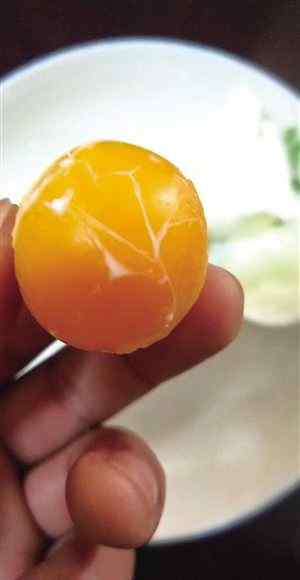 鸡蛋煮久了有毒吗 鸡蛋煮太久蛋黄现黑膜有害？看看记者实验和专家解答！