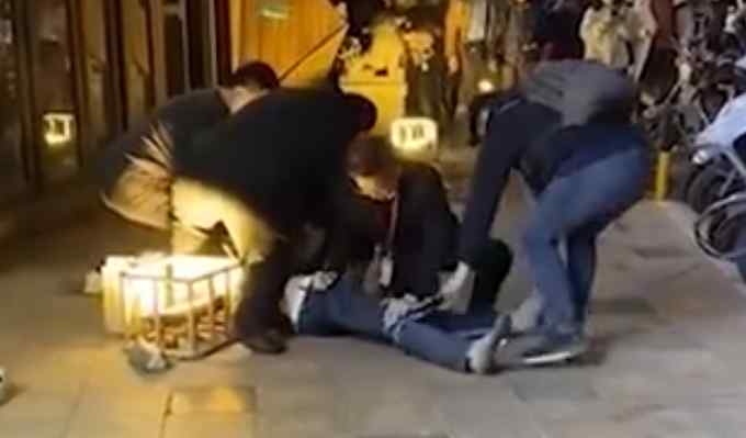 网传汕头一男子当街强抱婴儿 广东警方通报