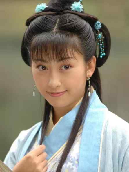 雅琦张铁林 11岁出道，曾与大25岁张铁林同居，后嫁大23岁李子雄，今婚姻幸福