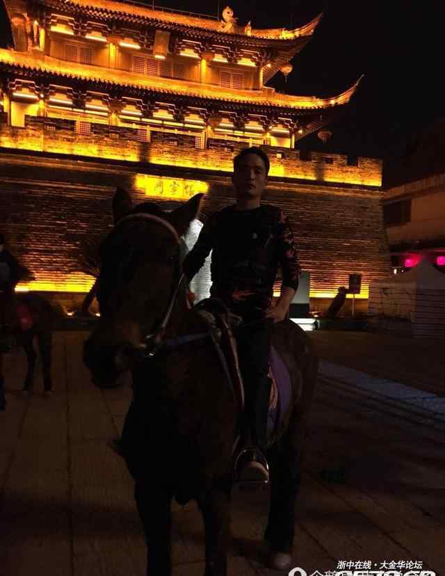 江北帅哥 金华帅哥晚上骑马到江北逛 这样不会被罚款吗？