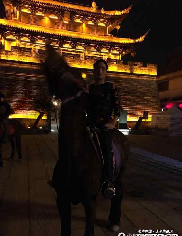 江北帅哥 金华帅哥晚上骑马到江北逛 这样不会被罚款吗？