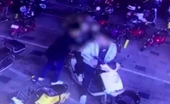 网传汕头一男子当街强抱婴儿 广东警方通报