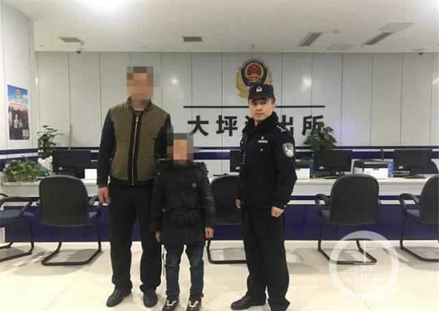接小孩 男子接小孩放学 接个电话立马回去加班弄丢儿子