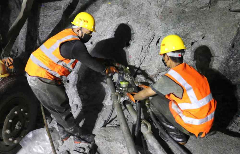 成昆铁路新线 成昆铁路复线新永郎隧道全线贯通