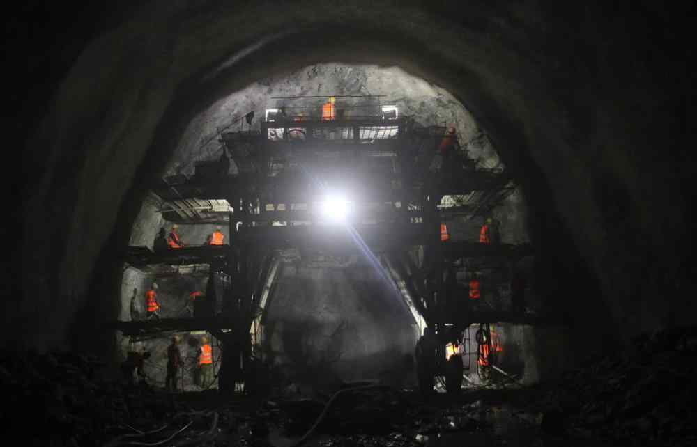 成昆铁路新线 成昆铁路复线新永郎隧道全线贯通
