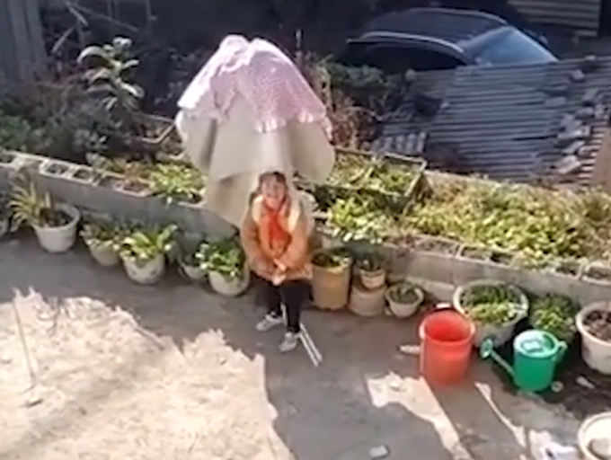 当在外务工的妈妈突然回家 两女儿反应看哭网友
