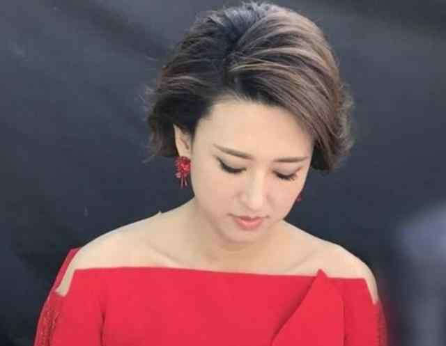 主持人张蕾 央视美女主持张蕾，两次走过“鬼门关”，如今嫁富豪生子生活幸福