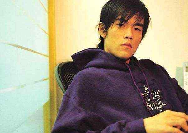 周杰伦出道时间 20年前的今天，周杰伦出道了，你还记得他年轻时的模样吗？