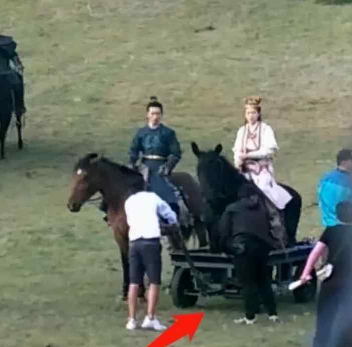 唐嫣怀孕十月巨肚照 剧组养胎又添一人，怀孕了还出来拍戏叫敬业吗？