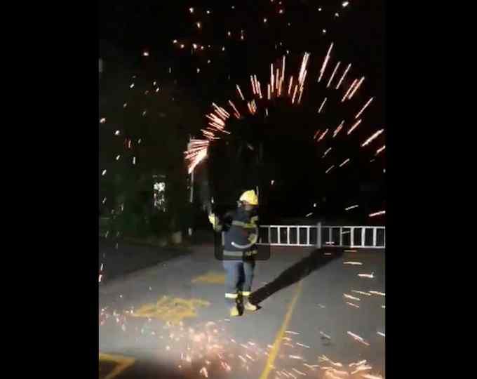 网红“仙女花”一挥 一百万的奔驰没了！有人发现还有更可怕的