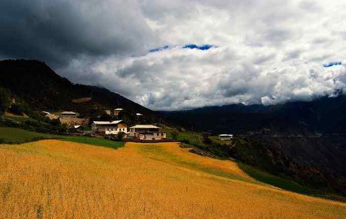 香格里拉有哪些景点 在云南旅游高原反应有哪些？香格里拉自驾旅游景点必去，快来香格里拉看雪吧