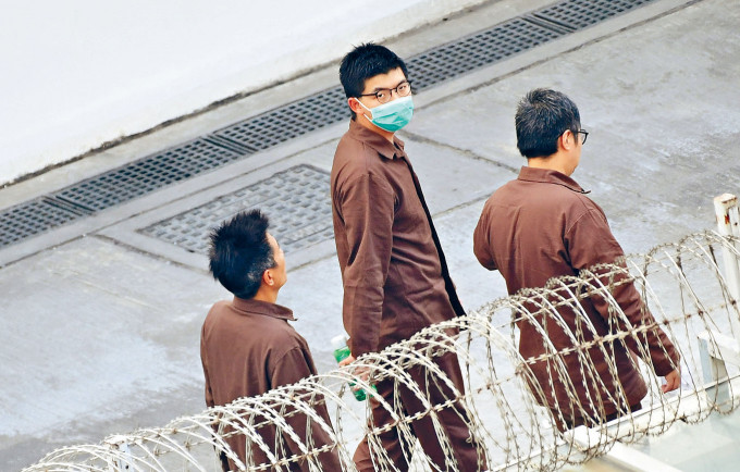 黄之锋还在监狱 家人已“跑路”！