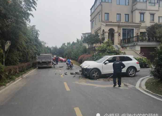 江宁车祸 江苏省南京市江宁区近日发生一起车祸！事故致保时捷车损十分严重