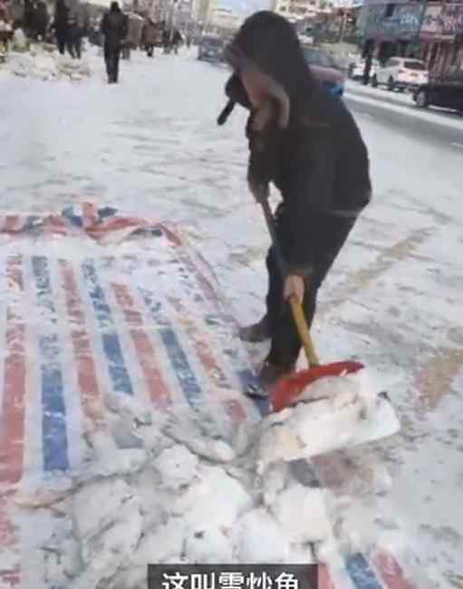 见过吗？东北人用雪炒活鱼保鲜 商贩：“炒”过的鱼更受大家喜欢
