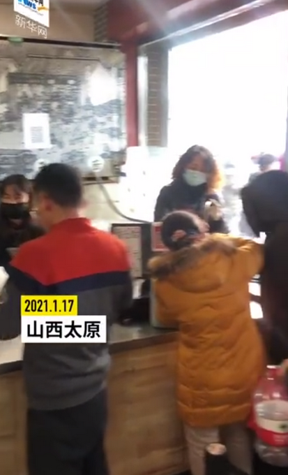 过了腊八就是年！山西人提桶排队打醋过腊八 网友：地方特色