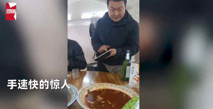 餐饮店老板用计算器盲打算账 手速惊人分毫不差 顾客惊呆直呼牛！