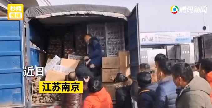 男子错拿300元一箱车厘子 退换被拒怒摔60箱！网友：脾气发得有点贵！