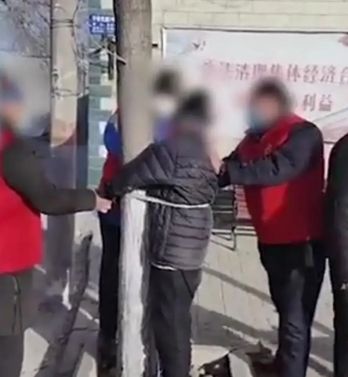 石家庄一老人外出被绑树上 村支书被停职 官方通报！
