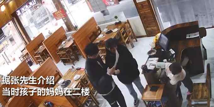 福建两岁半娃饭店独自待客 打招呼递菜单一气呵成！爸爸：我也没想到