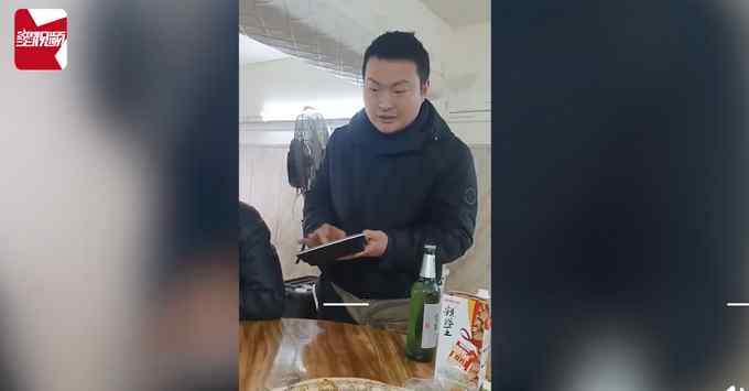 餐饮店老板用计算器盲打算账 手速惊人分毫不差 顾客惊呆直呼牛！