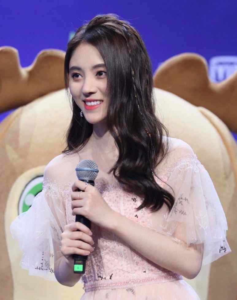 鞠婧祎尖叫之夜 鞠婧祎确定出席“尖叫之夜”，现场生图曝光，这颜值：确定存在？