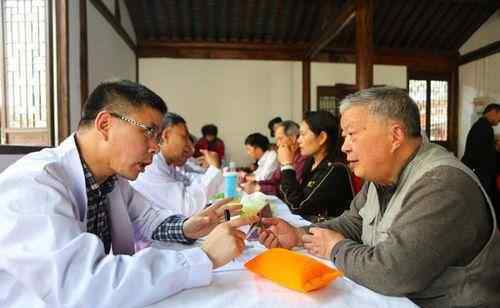 治盗汗最好的土方法 盗汗，我治了一辈子，总结出一句话：止汗先养肝