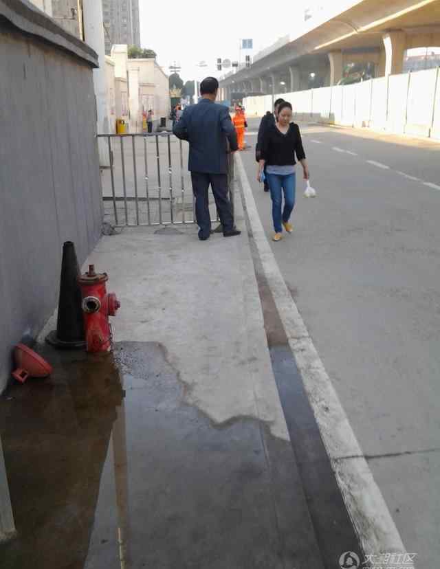 最窄人行道 长沙“最窄人行道” 只能过一人
