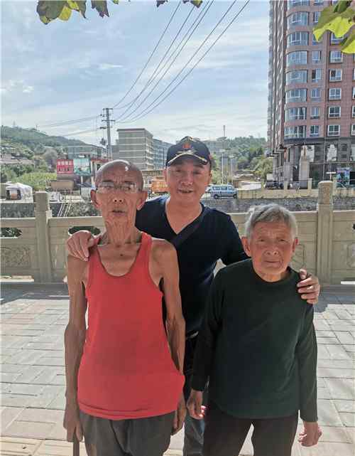 羊马河战役 军品大王李长东参观羊马河战役遗址