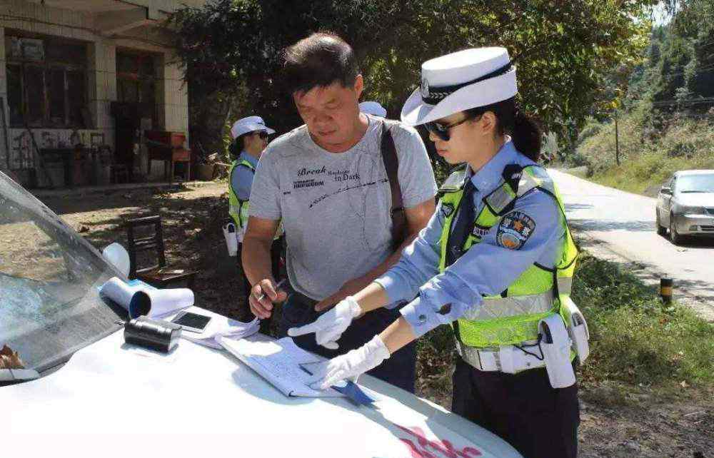 违章短信通知30天处理 汽车违章多久才会收到短信？交警：超过这个时间，就可以放心了