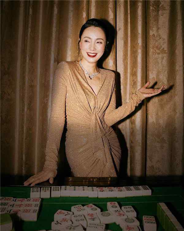 诈胡 陶虹穿着礼服打麻将，48岁身姿曼妙如少女，网友却吐槽其诈胡