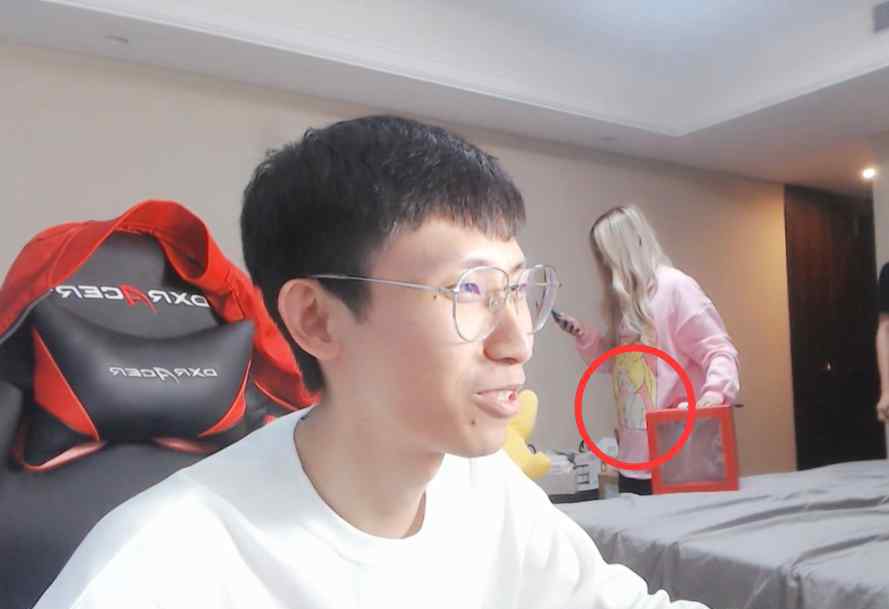 梦嫂直播间 梦泪直播发生意外！梦嫂“睡衣”突然闯入，真实身材曝光疯狂截图