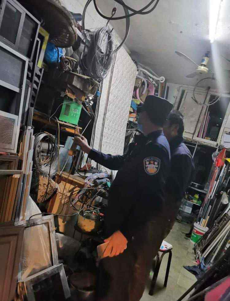 上海商铺住人 黄浦消防开展夜间“飞行检查”，寿宁路一商铺因违规住人被临时查封