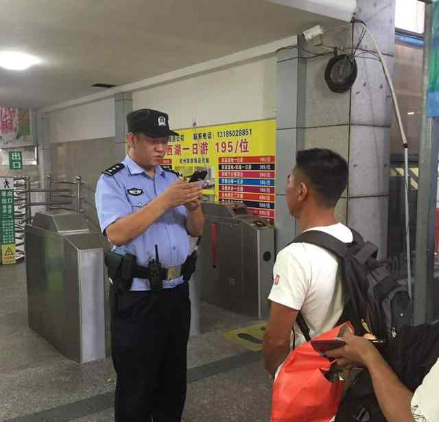 麻袋哥 杭州“麻袋哥”走红网络 背后故事令人感动