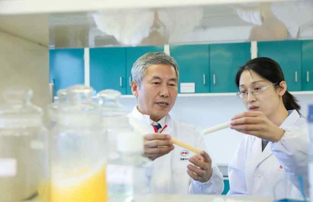 伊利金领冠奶粉配方 奶粉行业已打响配方战，伊利金领冠以专利配方打造国产奶粉的“中国芯”