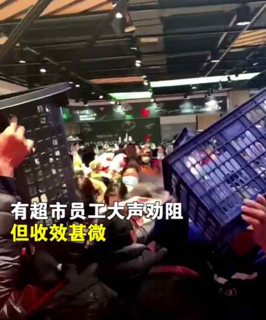 安徽一超市橘子促销9毛一斤遭疯抢 大妈徒手撕烂水果筐