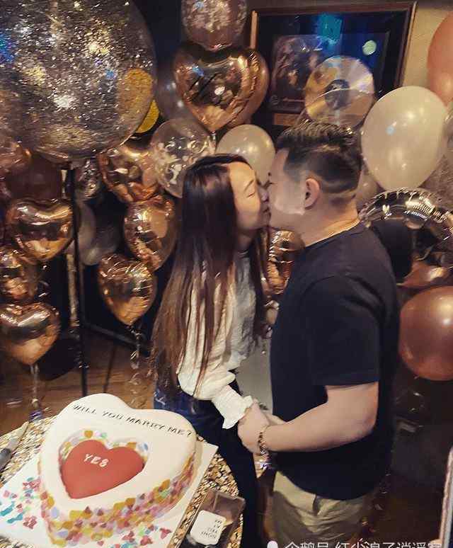 我爱黑涩会丫头 “黑涩会美眉”丫头要结婚了：8年男友王惟立求婚
