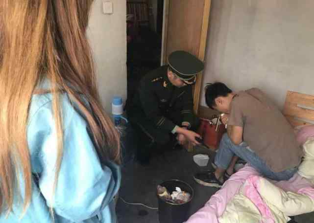 分开不用刀 小伙沉迷游戏惹女友提分手 拿刀在手腕上划了好几刀