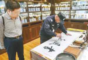 书法迷 绍兴一景区保安成书法迷 水平不逊于专业人士