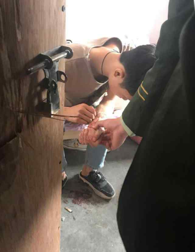 分开不用刀 小伙沉迷游戏惹女友提分手 拿刀在手腕上划了好几刀