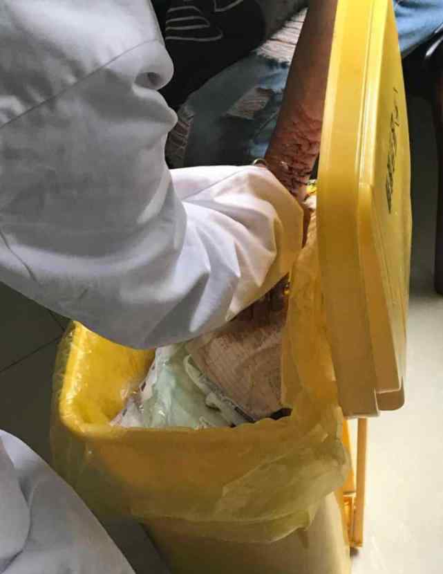 分开不用刀 小伙沉迷游戏惹女友提分手 拿刀在手腕上划了好几刀