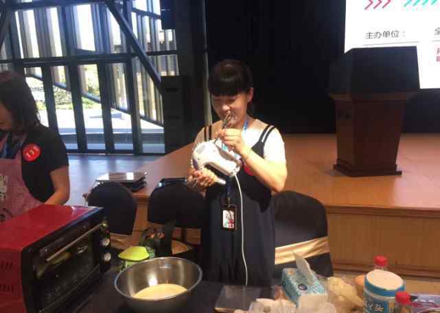 做甜点 80后辣妈为俩娃学做甜品 做了上千道后还开店
