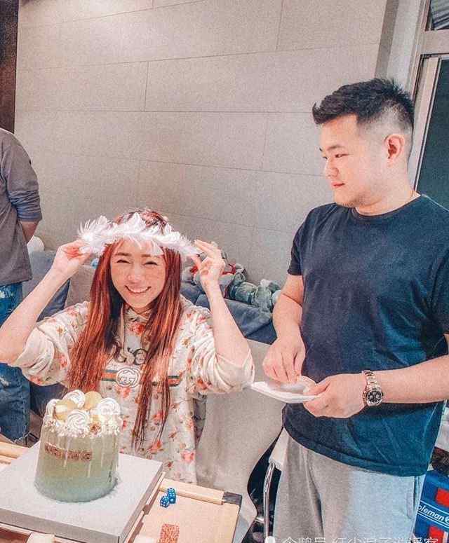 我爱黑涩会丫头 “黑涩会美眉”丫头要结婚了：8年男友王惟立求婚
